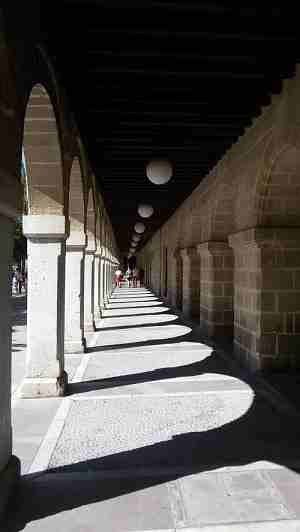 columnas_edificio_los_arcos_arenal