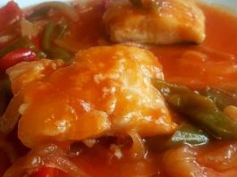 Receta de Cuaresma es el bacalo con salsa de pimientos.