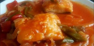 Receta de Cuaresma es el bacalo con salsa de pimientos.